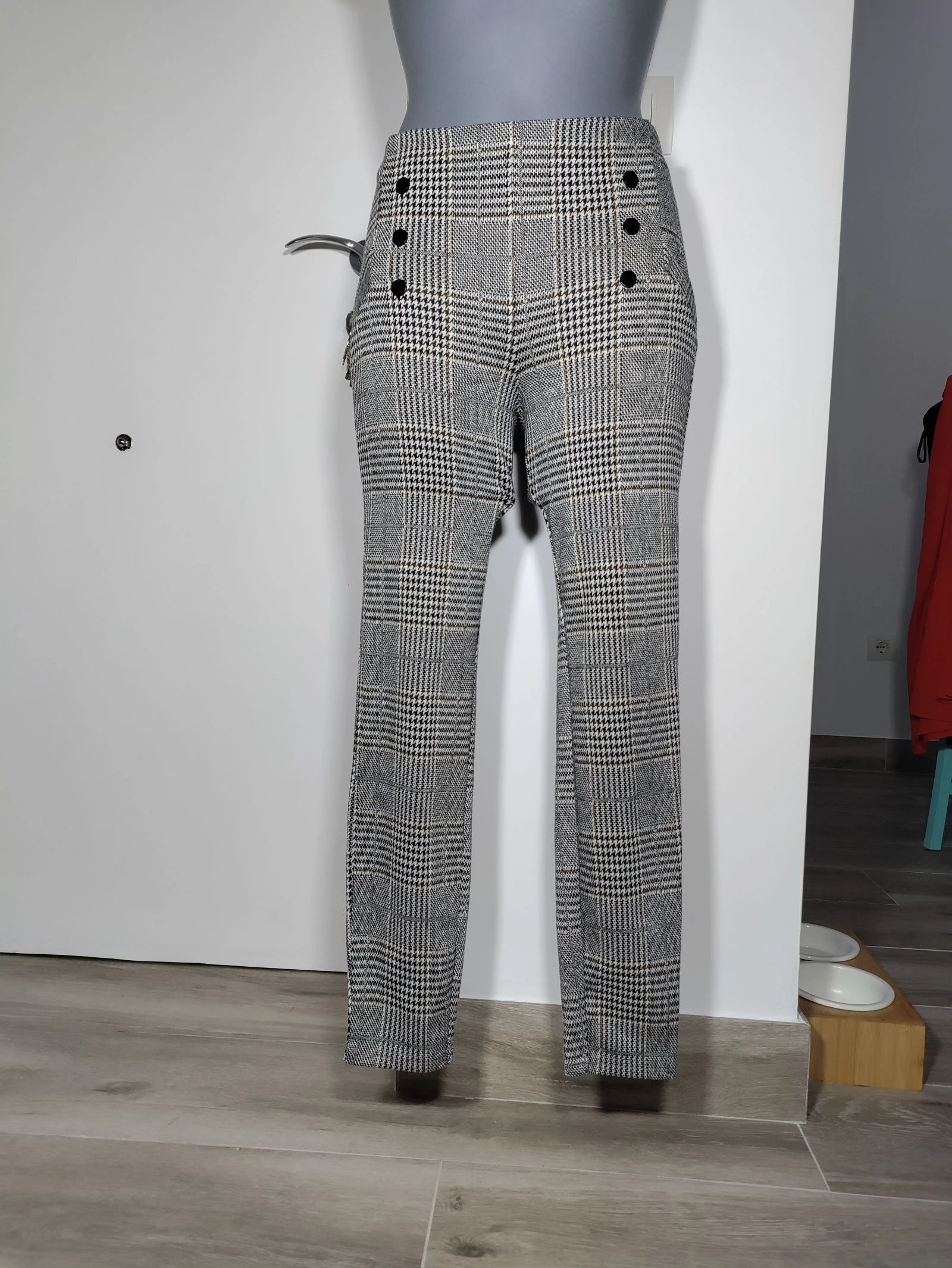 Pantalón pitillo Lefties cuadros blanco y negro tipo pata de gallo – talla S